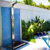 Produzida toda em aço inox, com base em madeira. Possui 3 saídas de água e possui um misturador de água , com apenas um giro no registro você altera a temperatura da água.